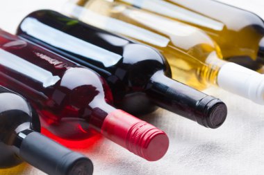 farklı şarap şişeleri 