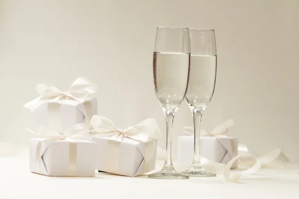 Feestelijke geschenkverpakkingen en glazen — Stockfoto
