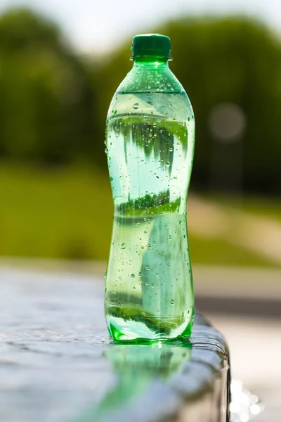 Woda w zielonej butelce — Zdjęcie stockowe