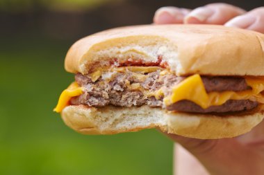 Hamburger yiyen kadın