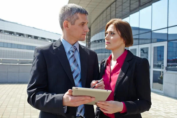 Uomo e donna d'affari con tablet — Foto Stock