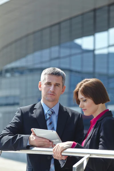 Business man and woman with tablet — Stock Photo, Image