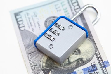 Doları banknot üzerinde asma kilit