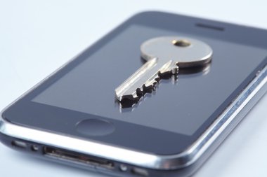 Anahtar üstünde hareket eden telefon