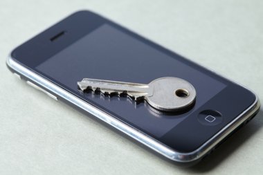 Anahtar üstünde hareket eden telefon