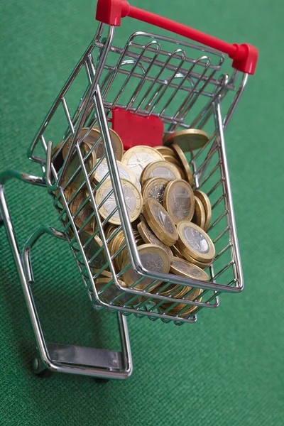 Moedas no carrinho de compras — Fotografia de Stock