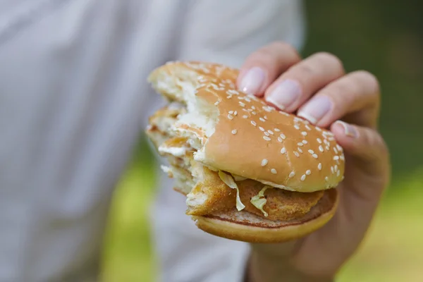 Žena jíst hamburger — Stock fotografie