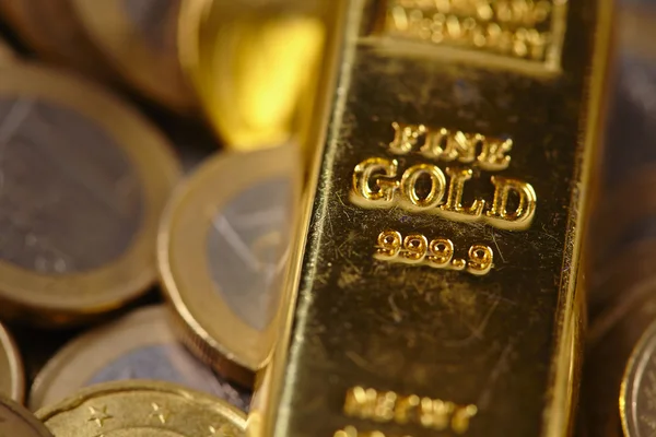 Conceito de negócio com barra de ouro — Fotografia de Stock