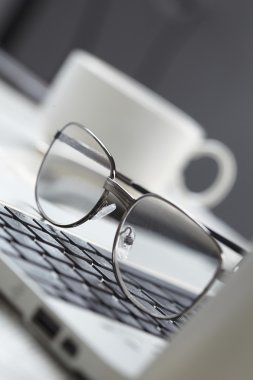 Gözlük ile iş kompozisyon