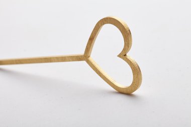 Altın kalp çubuk üzerinde 