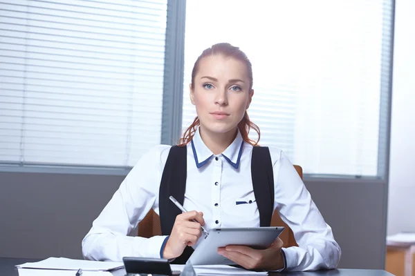 Jeune femme d'affaires sur le lieu de travail — Photo