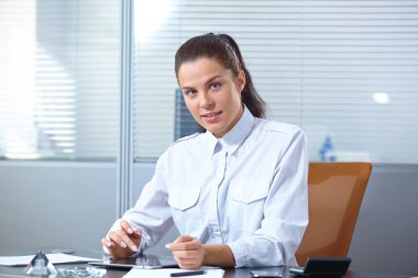 İş yerindeki genç iş kadını