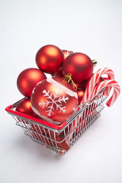 Boules de Noël dans le panier — Photo