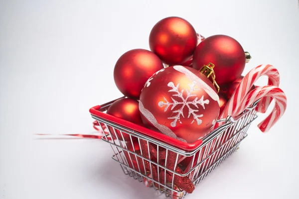 Boules de Noël dans le panier — Photo