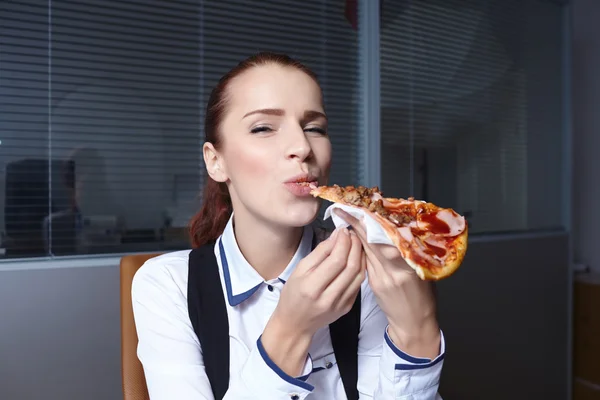 Empresaria comiendo pizza — Foto de Stock