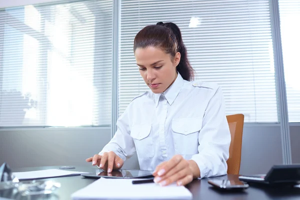 Zakenvrouw met behulp van tablet pc — Stockfoto