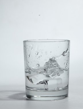 Suda buz küpleri