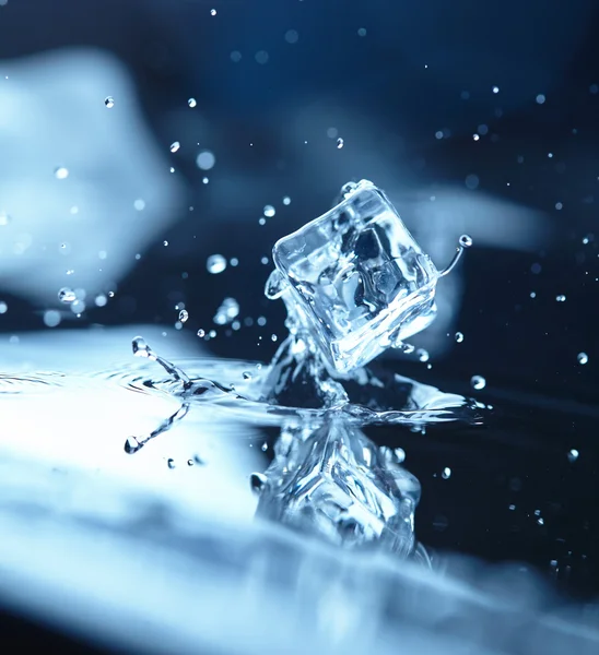 Cubitos de hielo en agua azul — Foto de Stock