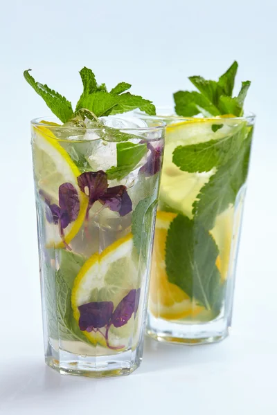 Limonada de verão em copos — Fotografia de Stock