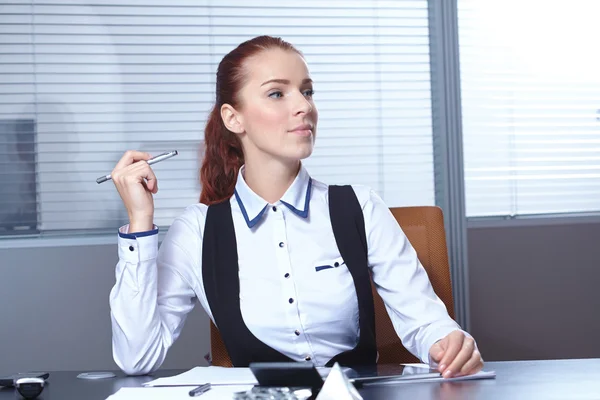 Giovane donna d'affari sul posto di lavoro — Foto Stock