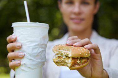 Hamburger yiyen kadın