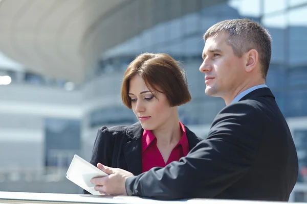 Homme d'affaires et femme de plein air — Photo