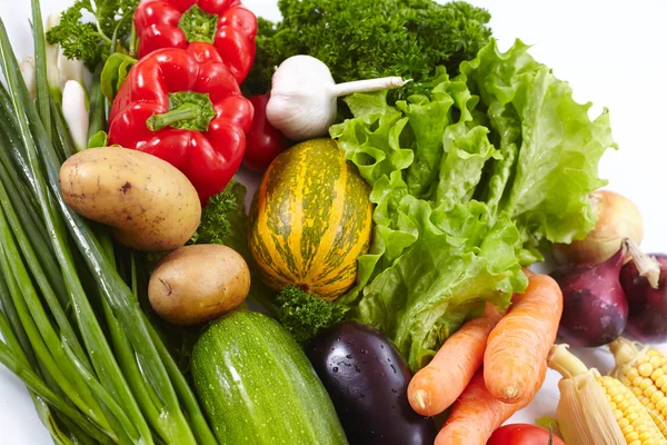 Verduras frescas sobre blanco —  Fotos de Stock