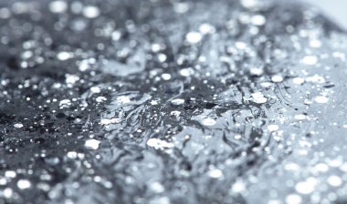 Açık gümüş renkli