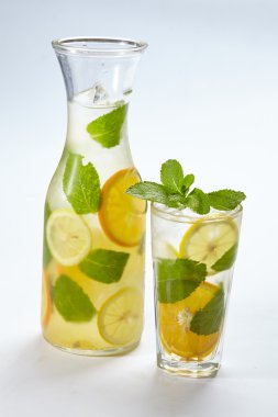 bardaklarda soğuk limonata