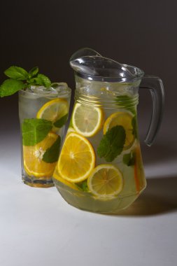 bardaklarda soğuk limonata