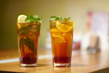 bardaklarda soğuk limonata