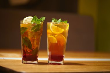 bardaklarda soğuk limonata