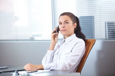 İş yerindeki genç iş kadını