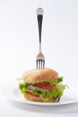 beyaz üzerine çatal ile sandviç