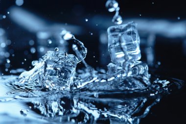 buz küpleri ile su sıçrama