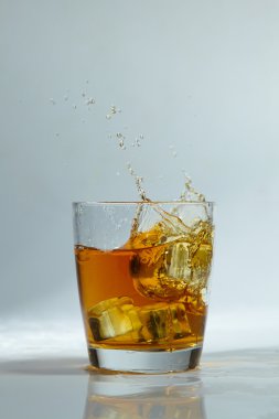 viski bardağına buz ile