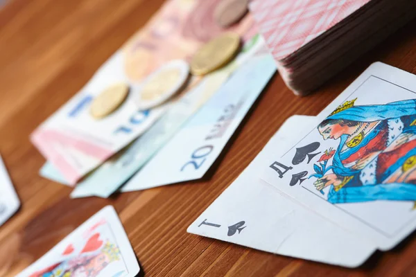 Játék kártyák és pénz — Stock Fotó
