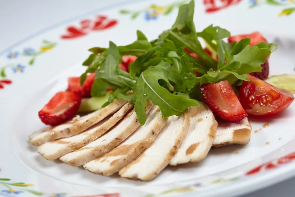 Kycklingfilé med sallad — Stockfoto