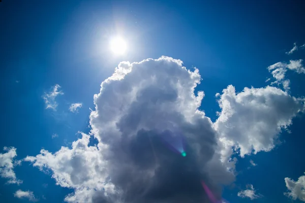 Weiße Flauschige Wolken Auf Blauem Himmel Hintergrund — Stockfoto