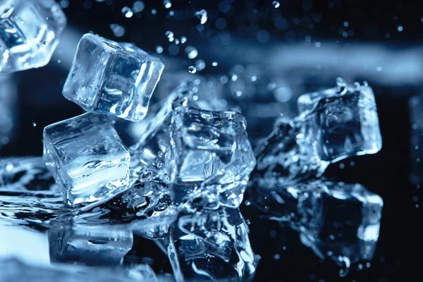 Cubos de gelo com respingo de água — Fotografia de Stock