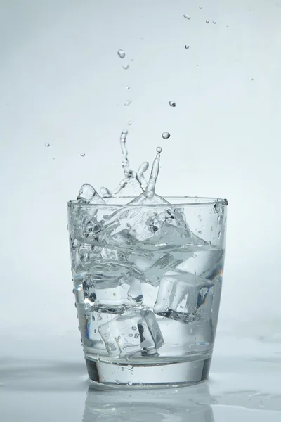 Cubetti di ghiaccio in vetro d'acqua — Foto Stock