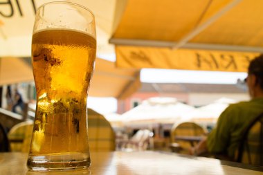 kafede masada soğuk bira sürahi, yakın çekim