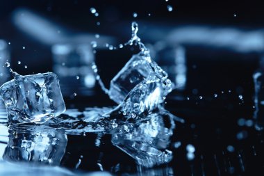 buz küpleri ile su sıçrama