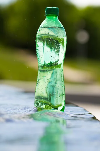 Água na garrafa de perto — Fotografia de Stock