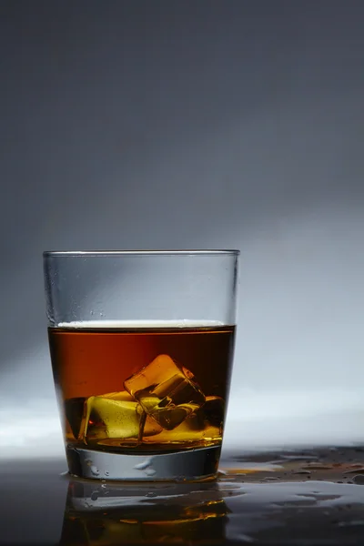 Whisky con hielo en la mesa —  Fotos de Stock