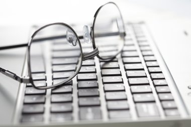 klavye üzerinde gözlük