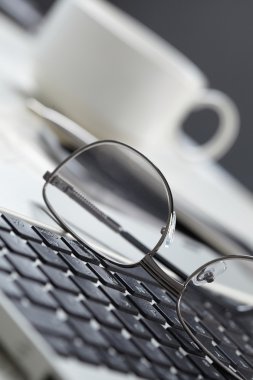 klavye üzerinde gözlük