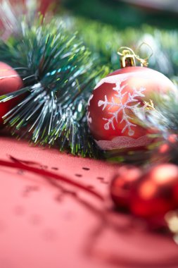 Kırmızı yılbaşı süsleri 