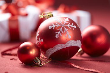 Kırmızı yılbaşı süsleri 