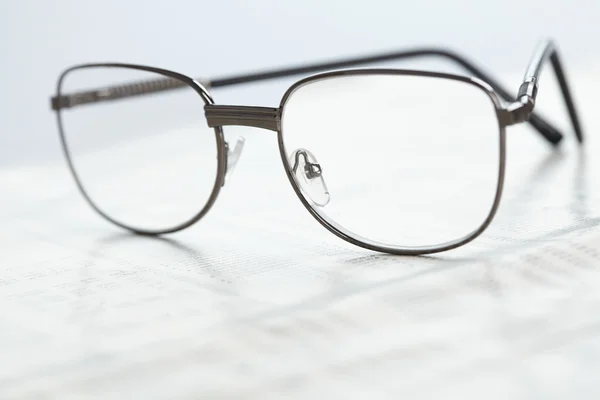 Gafas en el documento — Foto de Stock